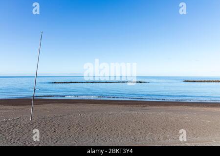 Verlassene Strand von Playa Beril während der covid 19 Sperrung in der touristischen Ferienort-Bereich von Costa Adeje, Teneriffa, Kanarische Inseln, Spanien Stockfoto