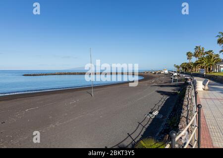 Verlassene Strand von Playa Beril während der covid 19 Sperrung in der touristischen Ferienort-Bereich von Costa Adeje, Teneriffa, Kanarische Inseln, Spanien Stockfoto