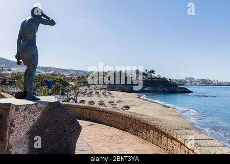 Playa del Duque unter der Bronzestatue von Javier Perez Ramos während der Zusammensperrung 19 im touristischen Ferienort Costa Adeje, Teneriffa, Kanarienisch Stockfoto