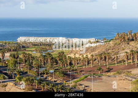 Luftaufnahme über La Caleta, den Golfplatz Costa Adeje und die Küste während der Blockade 19 im touristischen Erholungsgebiet Costa Adeje, Teneriffa, ca.