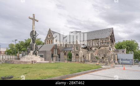 CHRISTCHURCH, NEUSEELAND - Dezember 02 2019: Stadtbild mit Ruinen der eingestürzten Kathedrale, aufgenommen in hellem bewölktem Licht am 02 2019. dezember in Christch Stockfoto