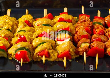Rohes mariniertes Fleisch auf Holzspiessen, Schwein, Huhn, Rind Stockfoto