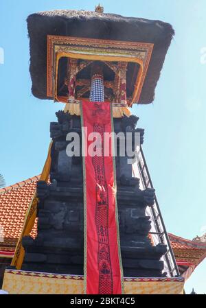 Traditionelle balinesische Religion und Architektur im Hindu-Tempel Tanah Lot, Bali, Indonesien. Bale kulkul ist ein Steinturm mit Glockenturm. Holzglocke Stockfoto