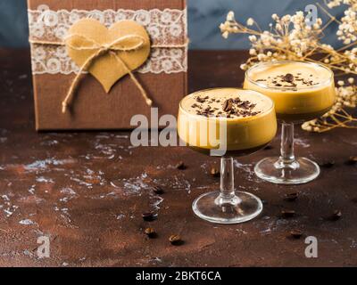 Frappe Kaffee in Dessertgläsern mit Geschenkbox Stockfoto