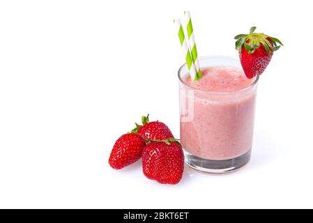 Erdbeer-Smoothie. Frische Erdbeerfrüchte und Smoothies auf Weiß Stockfoto