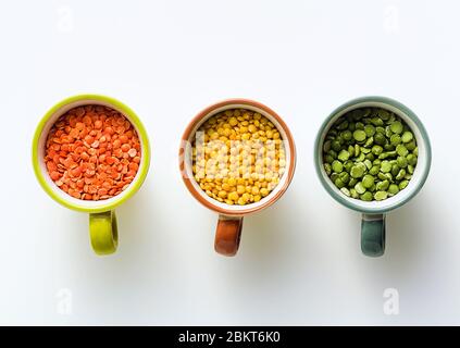 Linsen verschiedener Arten und Farben in portionierten Tassen. Vegane Proteine. Stockfoto