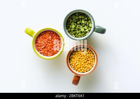 Linsen verschiedener Arten und Farben in portionierten Tassen. Vegane Proteine. Stockfoto