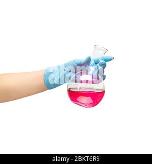 Weibliche Hände eines Sanitäter in sicheren blauen Gummihandschuhe, in denen die Flüssigkeit ist ein roter Impfstoff, die Entwicklung von Medikamenten. Isolieren Sie auf weißem Hintergrund. Stockfoto
