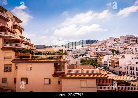 Panorama von Häusern und Wohnungen auf den Hügeln an der sonnigen Costa Tropical Stadt La Herradura, Granada, Spanien Stockfoto