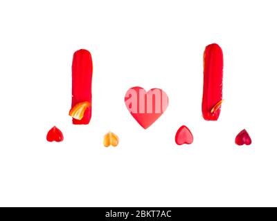 Zwei Gebäck eclairs, Erdbeer und Feigenscheiben, rote Herzen Süßigkeiten, Valentinstag isoliert auf weiß, Romantik und Liebe Konzept, Flat Lay, Copy space Stockfoto