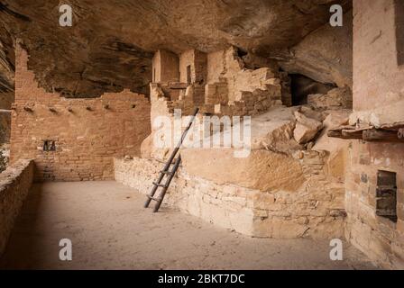 Eine der vielen alten Klippenwohnungen, die von den Vorfahren Puebloans im Mesa Verde Nationalpark gebaut wurden. Stockfoto