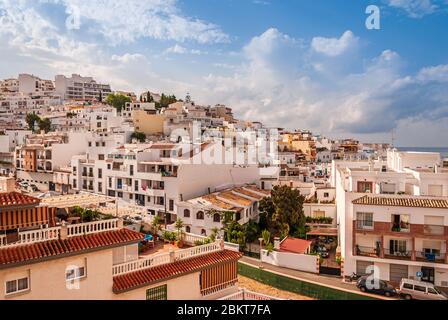 Panorama von Häusern und Wohnungen auf den Hügeln an der sonnigen Costa Tropical Stadt La Herradura, Granada, Spanien Stockfoto