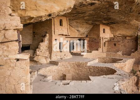 Eine der vielen alten Klippenwohnungen, die von den Vorfahren Puebloans im Mesa Verde Nationalpark gebaut wurden. Stockfoto