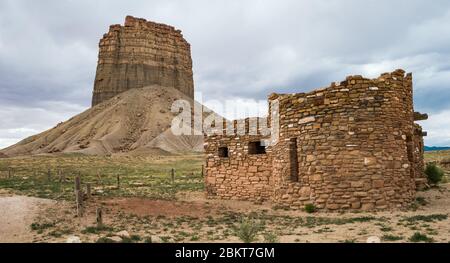 Ein großer Hoodoo oder eine Felssäule inmitten der Colorado Wüste, umgeben von einem großen Berg aus Sand und Fels. Stockfoto