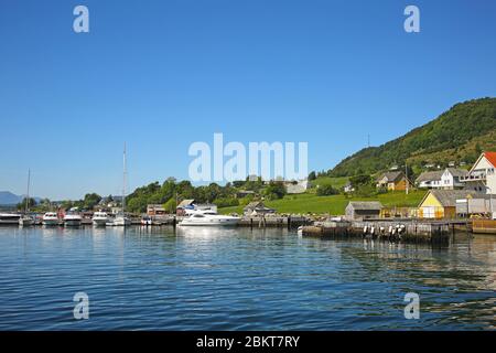 Dorf Rosendal, das auf dem Hardangerfjord, dem zweitgrößten Fjord in Norwegen liegt. Stockfoto