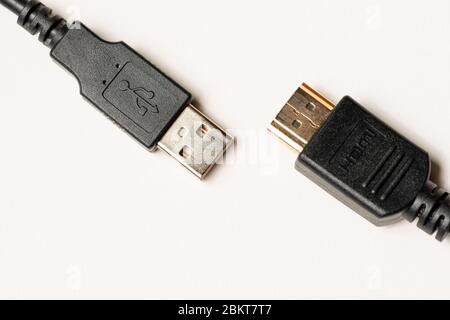 USB-Kabelstecker Nahaufnahme isoliert auf weißem Hintergrund Verbindungskonzept Stockfoto