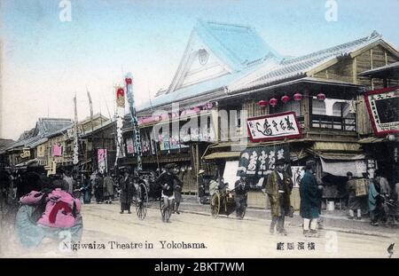 [ 1900 Japan - Japanisches Theater, Yokohama ] - Nigiwai-za Theater (賑座) in Isezakicho, Yokohama, Präfektur Kanagawa. Das Theater wurde 1880 eröffnet (Meiji 13). Vintage-Postkarte des 20. Jahrhunderts. Stockfoto