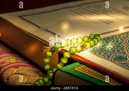 Sarajevo / Bosnien und Herzegowina - 03.05.2020:Holly Quran Islamisches Buch aus nächster Nähe im Ramadan Kareem mit Gebetsperlen Stockfoto
