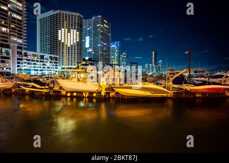 Skyline von Miami, Florida bei Nacht. Skyline von Miami City von Biscayne Bay aus gesehen. Bayside Marketplace Miami Downtown hinter MacArthur Causeway, aufgenommen von Stockfoto