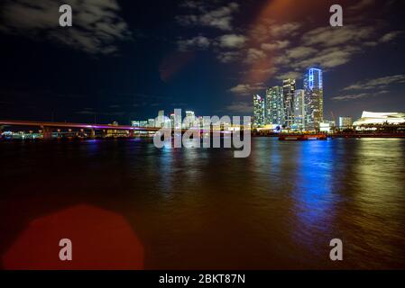 Skyline von Miami City von Biscayne Bay aus gesehen. Bayside Marketplace Miami Downtown hinter MacArthur Causeway, aufgenommen vom Venetian Causeway. Stockfoto