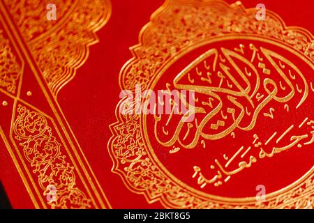 Sarajevo / Bosnien und Herzegowina - 03.05.2020:Holly Quran Islamisches Buch aus nächster Nähe im Ramadan Kareem Stockfoto