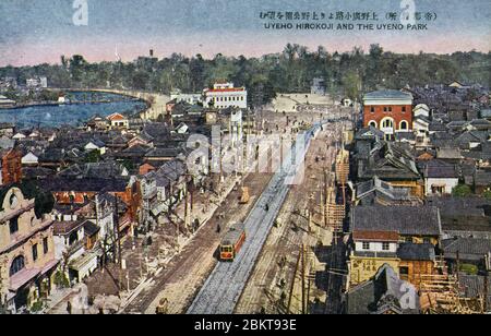 [ 1910er Japan - Blick auf Tokio ] - Blick auf Ueno Hirokoji und Ueno Park in Tokio. Vintage-Postkarte des 20. Jahrhunderts. Stockfoto