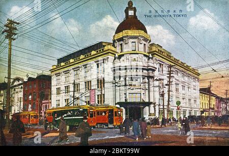 [ 1910 Japan - Shirokiya Department Store, Tokyo ] - Straßenbahnen fahren am Shirokiya Department Store (白木屋) in Tokio vorbei, das 1903 eröffnet wurde (Meiji 36). Das Geschäft wurde 1662 von Omura Hikotaro (大村彦太郎, 1635-1689) gegründet (Kanbun 2) und war der Hauptrivale von Mitsukoshi. Im Laufe der Jahrhunderte wuchs es stetig, bis die Dinge in den 1920er und 1930er Jahren sauer wurden. Vintage-Postkarte des 20. Jahrhunderts. Stockfoto