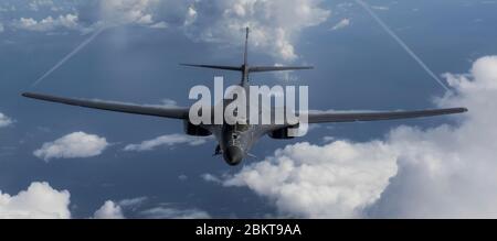 Ein US Air Force B-1B Lancer Stealth Bomber, der dem 37. Expeditionskorb-Geschwader zugewiesen wurde, fliegt während des bilateralen Trainings mit der Royal Australian Air Force am 2. Oktober 2017 in der Nähe von Guam über den Südpazifik. Stockfoto