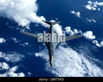 Ein US Air Force B-1B Lancer Stealth Bomber, der dem 37. Expeditionskorb-Geschwader zugewiesen wurde, fliegt während des bilateralen Trainings mit der Royal Australian Air Force am 2. Oktober 2017 in der Nähe von Guam über den Südpazifik. Stockfoto