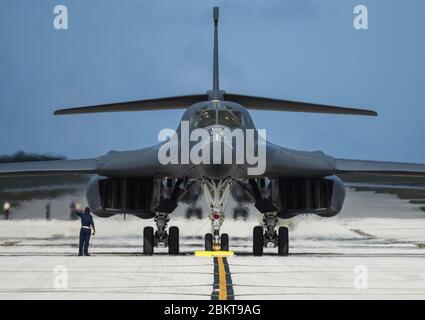 Ein US Air Force B-1B Lancer Stealth Bomber, der dem 9. Expeditionary Bomb Squadron zugewiesen wurde, taxis zum Aufhänger an der Andersen Air Force Base 6. Februar 2017 in Yigo, Guam. Stockfoto