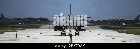 Ein US Air Force B-1B Lancer Stealth Bomber, der dem 9. Expeditionary Bomb Squadron zugewiesen wurde, taxis zum Aufhänger an der Andersen Air Force Base 6. Februar 2017 in Yigo, Guam. Stockfoto