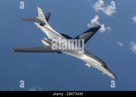 Ein US Air Force B-1B Lancer Stealth Bomber, der dem 9. Expeditionskorps zugewiesen wurde, fliegt während des Trainings am 30. Juli 2017 vor der koreanischen Halbinsel über das Südchinesische Meer. Stockfoto