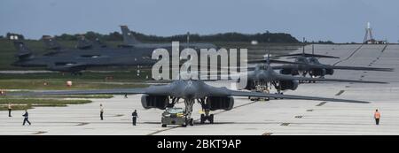 US Air Force B-1B Lancer Stealth-Bomber, die dem 9. Expeditionary Bomb Squadron zugewiesen wurden, Taxi zum Hanger nach der Landung auf der Andersen Air Force Base am 6. Februar 2017 in Yigo, Guam. Stockfoto