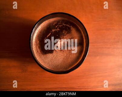 Eine große Tasse Kaffee auf dem Tisch. Draufsicht. Stockfoto
