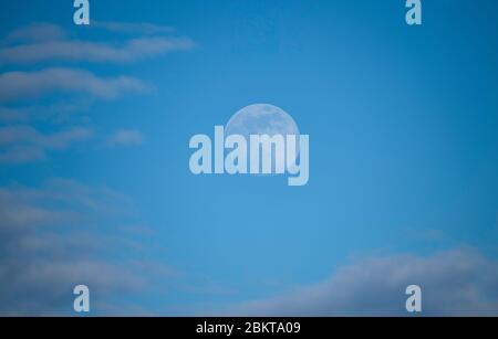 London, Großbritannien. Mai 2020. Wachsen Gibbous Mondphase gegen blauen frühen Abendhimmel mit hellen Wolken zwei Tage vor Vollmond. Quelle: Malcolm Park/Alamy Live News. Stockfoto