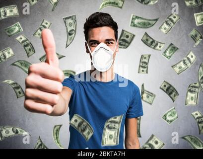 Glücklich maskierten Mann in einem regen von Dollar, Chancen während Coronavirus Pandemie Stockfoto