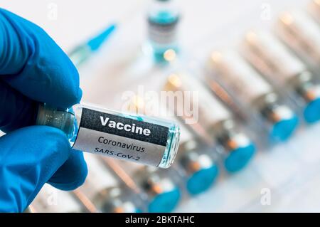 Coronavirus COVID-19 Impfstoff Fläschchen in medizinischen Händen Konzept. Bekämpfung der Coronavirus-Pandemie. Stockfoto