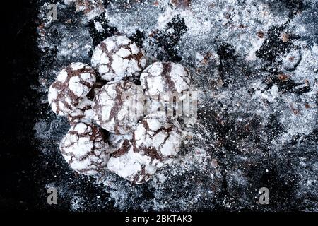 Hausgemachte Brownies mit Zuckerguss auf schwarzem Schiefer. Schokolade Brownie Cookies Kuchen auf einem Hintergrund Textur. Kochen Sie zu Hause. Viele Cookies. Stockfoto