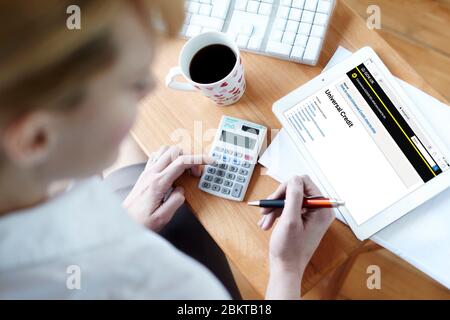 Frau, die sich um Universal Credit bewirbt Stockfoto