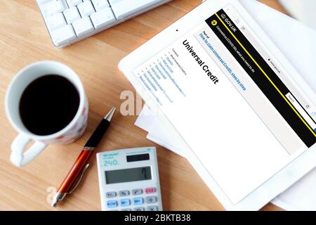 Frau, die sich um Universal Credit bewirbt Stockfoto