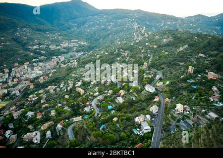 Luftaufnahme der kleinen Stadt Santa Margherita Ligure mit Bergen im Hintergrund bei Sonnenuntergang. Italienische Landschaft in der Nähe von Portofino, Italien. Stockfoto