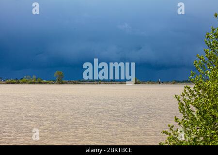 Ein sehr heftiger Sturm, der sich über dem Fraser River nahe Steveston in British Columbia Kanada nähert Stockfoto