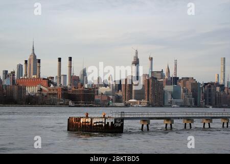 New York, Amerika, USA : 20/12/2019: Manhattan Skyline Blick von Wolkenkratzern Gebäude und Büros, Empire State Building und Chrysler Gebäude Stockfoto