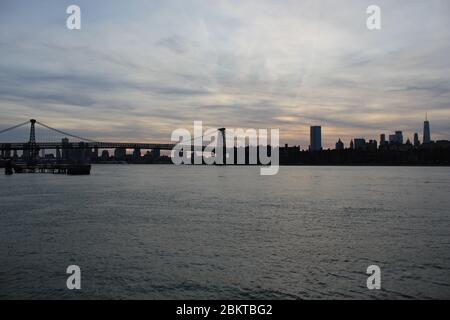 New York, Amerika, USA : 20/12/2019: Manhattan Skyline Blick von Wolkenkratzern Gebäude und Büros, Empire State Building und Chrysler Gebäude Stockfoto