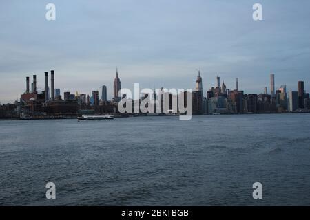 New York, Amerika, USA : 20/12/2019: Manhattan Skyline Blick von Wolkenkratzern Gebäude und Büros, Empire State Building und Chrysler Gebäude Stockfoto