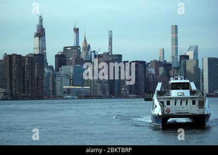New York, Amerika, USA : 20/12/2019: Manhattan Skyline Blick von Wolkenkratzern Gebäude und Büros, Empire State Building und Chrysler Gebäude Stockfoto