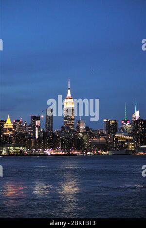 New York, Amerika, USA : 20/12/2019: Manhattan Skyline Blick von Wolkenkratzern Gebäude und Büros, Empire State Building und Chrysler Gebäude Stockfoto