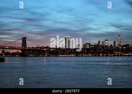 New York, Amerika, USA : 20/12/2019: Manhattan Skyline Blick von Wolkenkratzern Gebäude und Büros, Empire State Building und Chrysler Gebäude Stockfoto