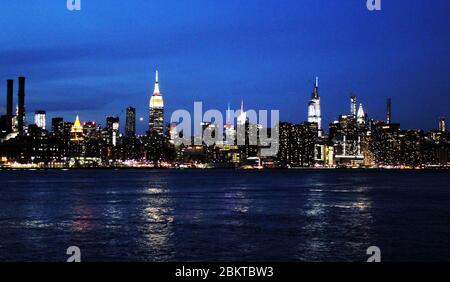 New York, Amerika, USA : 20/12/2019: Manhattan Skyline Blick von Wolkenkratzern Gebäude und Büros, Empire State Building und Chrysler Gebäude Stockfoto