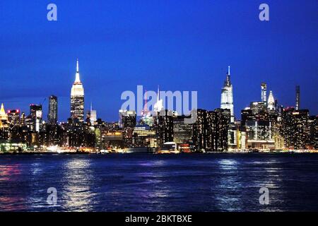 New York, Amerika, USA : 20/12/2019: Manhattan Skyline Blick von Wolkenkratzern Gebäude und Büros, Empire State Building und Chrysler Gebäude Stockfoto